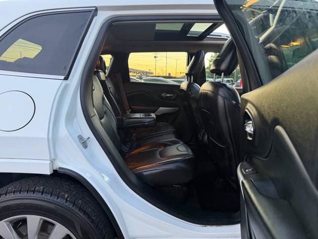 Used 2017 Jeep Cherokee Overland w/ Technology Group AWD/4WD image 16