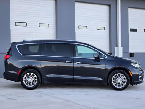 Used 2021 Chrysler Pacifica Touring-L w/ Premium & Safety Sphere Group image 9