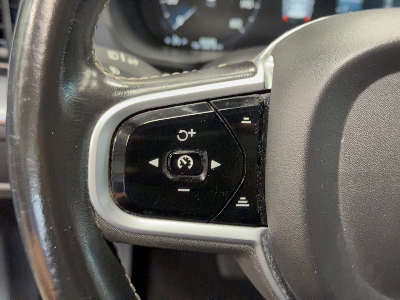 Used 2020 Volvo XC60 T6 Momentum w/ Protection Package AWD/4WD image 18