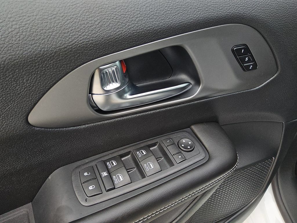 New 2027 Chrysler Pacifica Select w/ Family Tech Group FWD image 18
