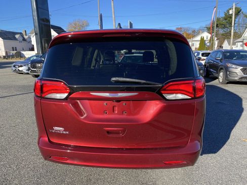 Used 2020 Chrysler Voyager L image 4