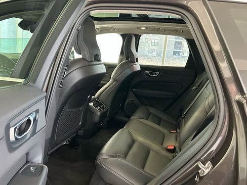 Used 2022 Volvo XC60 B6 Inscription image 15