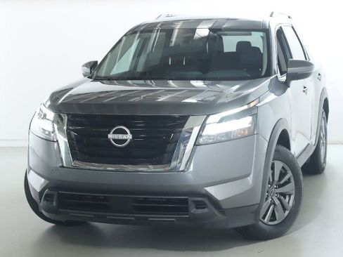 Certified 2025 Nissan Pathfinder SV FWD image 3
