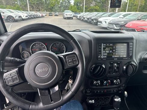 Used 2015 Jeep Wrangler Unlimited Sahara AWD/4WD image 7