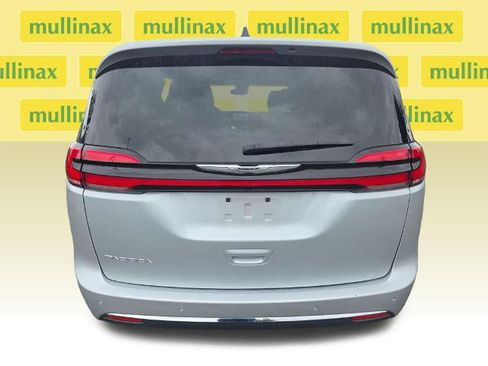 Used 2024 Chrysler Pacifica Touring-L FWD image 32