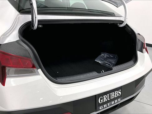 Used 2026 Hyundai Elantra SE FWD image 31