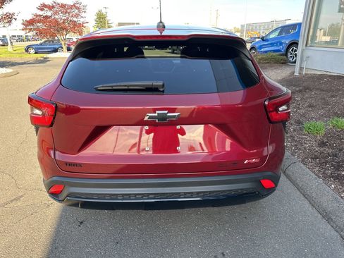 Used 2025 Chevrolet Trax RS w/ Sunroof Package FWD image 6