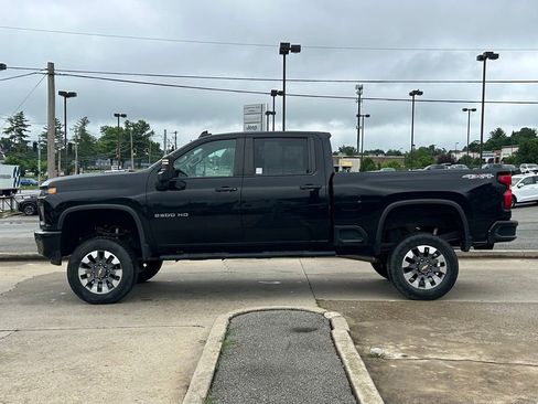 Used 2022 Chevrolet Silverado 2500 Custom w/ Custom Value Package AWD/4WD image 9