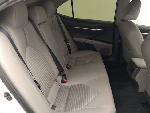 Used 2018 Toyota Camry SE FWD image 19