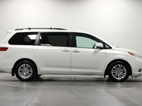 Used 2017 Toyota Sienna XLE image 3