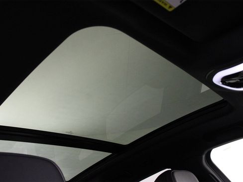 Used 2025 Porsche Macan image 25