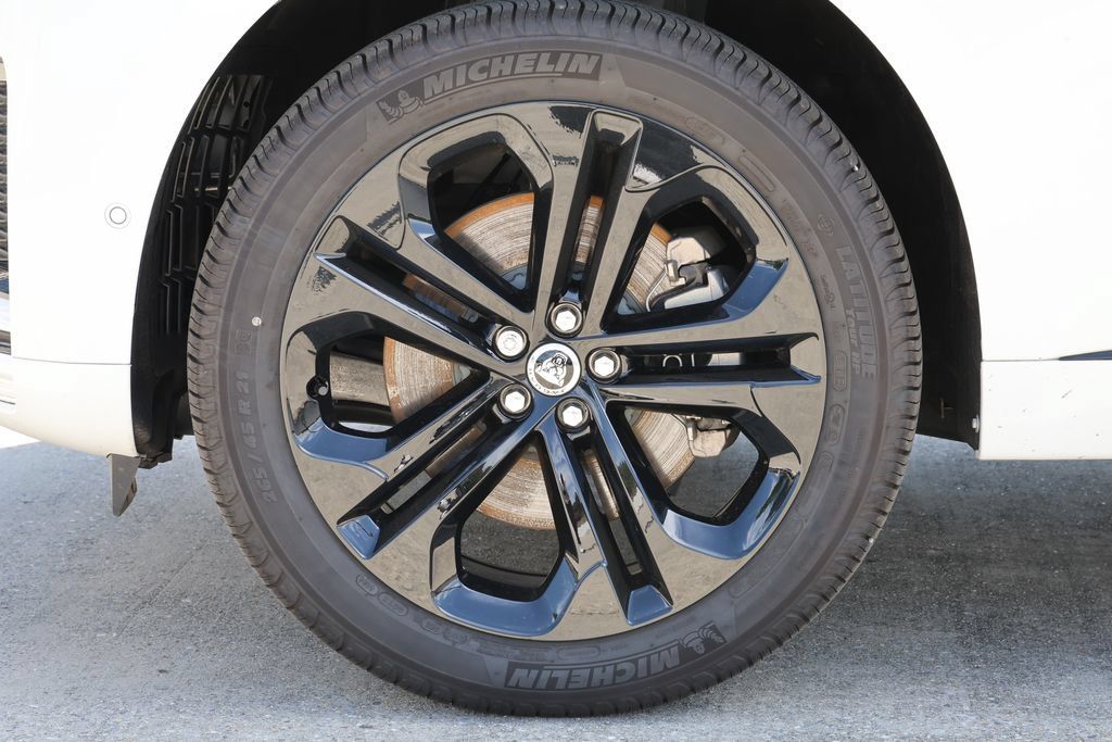 Certified 2026 Jaguar F-PACE R-Dynamic S AWD/4WD image 9