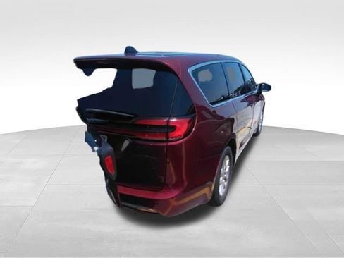 Used 2023 Chrysler Pacifica Touring-L FWD image 2
