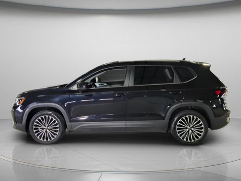Certified 2026 Volkswagen Taos SE FWD image 3