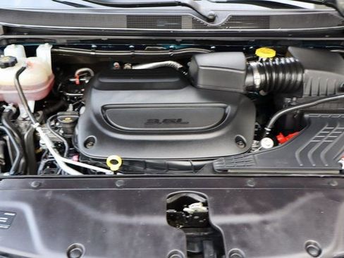 Used 2025 Chrysler Pacifica Limited FWD image 32