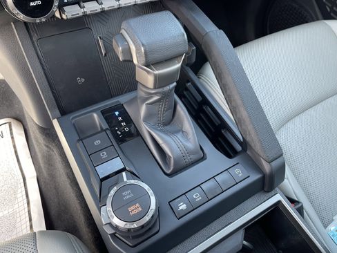 Used 2024 Toyota Tacoma Limited w/ Limited Package (LT) image 15