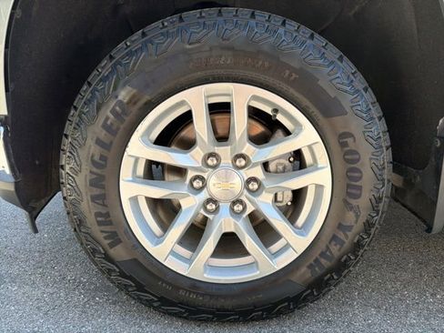Used 2021 Chevrolet Silverado 1500 LT AWD/4WD image 9