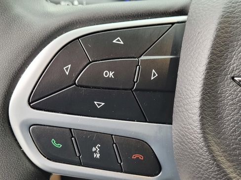 Used 2024 Chrysler Pacifica Limited FWD image 23