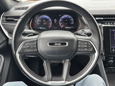 Used 2023 Jeep Grand Cherokee L Laredo image 11