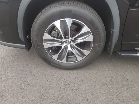Used 2022 Toyota Highlander XLE AWD/4WD image 9
