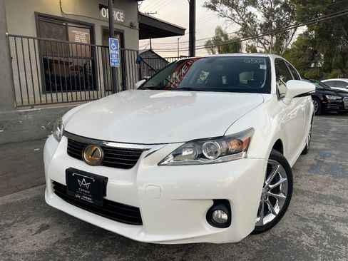 Used 2013 Lexus CT 200h image 1