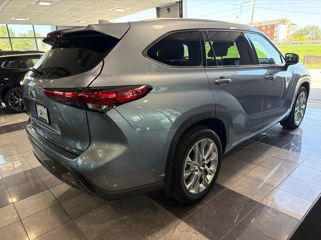 Used 2021 Toyota Highlander Limited AWD/4WD image 6