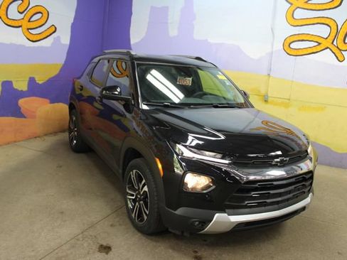 Used 2023 Chevrolet TrailBlazer LT w/ Convenience Package AWD/4WD image 2