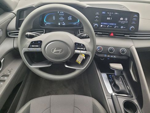 Used 2025 Hyundai Elantra SE FWD image 22