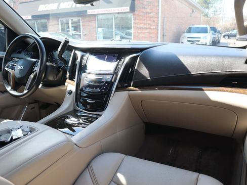 Used 2020 Cadillac Escalade Luxury RWD image 11