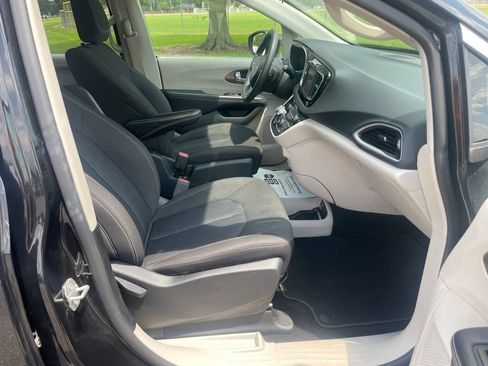 Used 2023 Chrysler Voyager LX FWD image 16