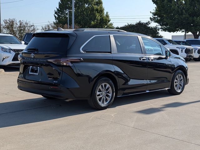 Used 2025 Toyota Sienna XLE FWD image 6