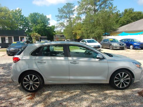 Used 2019 Hyundai Elantra GT FWD image 4