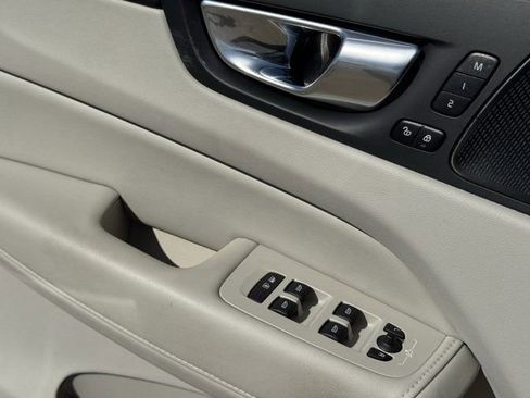 Used 2023 Volvo XC60 T8 Ultimate w/ Climate Package image 25