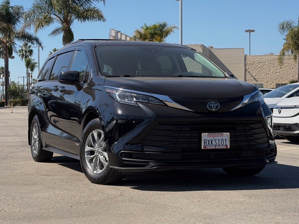 Used 2021 Toyota Sienna LE w/ LE Plus Package FWD image 2