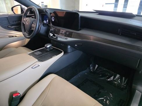Used 2023 Lexus LS 500 w/ Accessory Package (Z1) RWD image 9