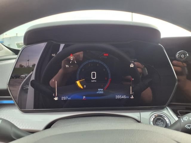 Used 2025 Chevrolet Trax LT FWD image 37