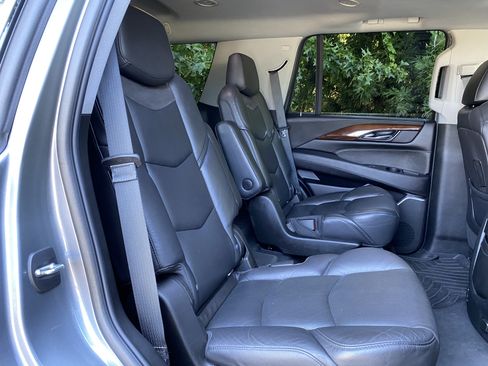 Used 2020 Cadillac Escalade Luxury AWD/4WD image 34