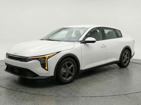 Used 2025 Kia K4 LXS image 3