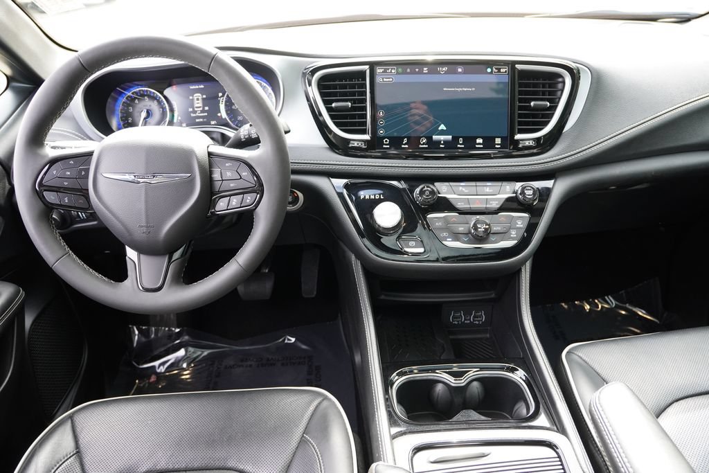 Used 2025 Chrysler Pacifica Limited FWD image 20