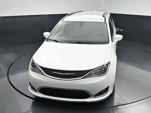 Used 2018 Chrysler Pacifica Touring-L FWD image 20