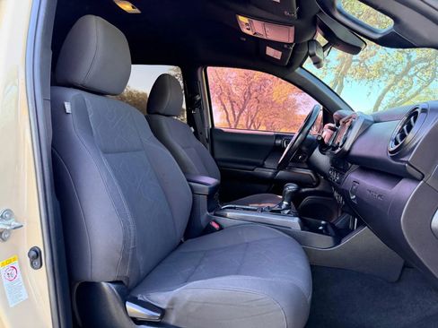 Used 2019 Toyota Tacoma TRD Sport w/ Technology Package image 40