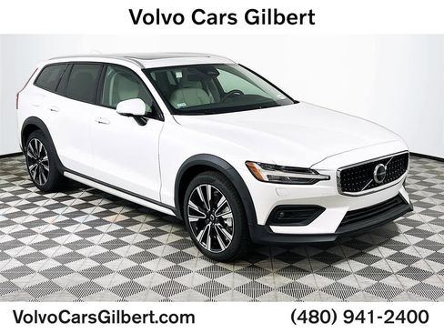 Used 2025 Volvo V60 B5 Cross Country Ultra w/ Climate Package image 1