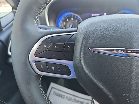 Used 2025 Chrysler Pacifica Select image 13