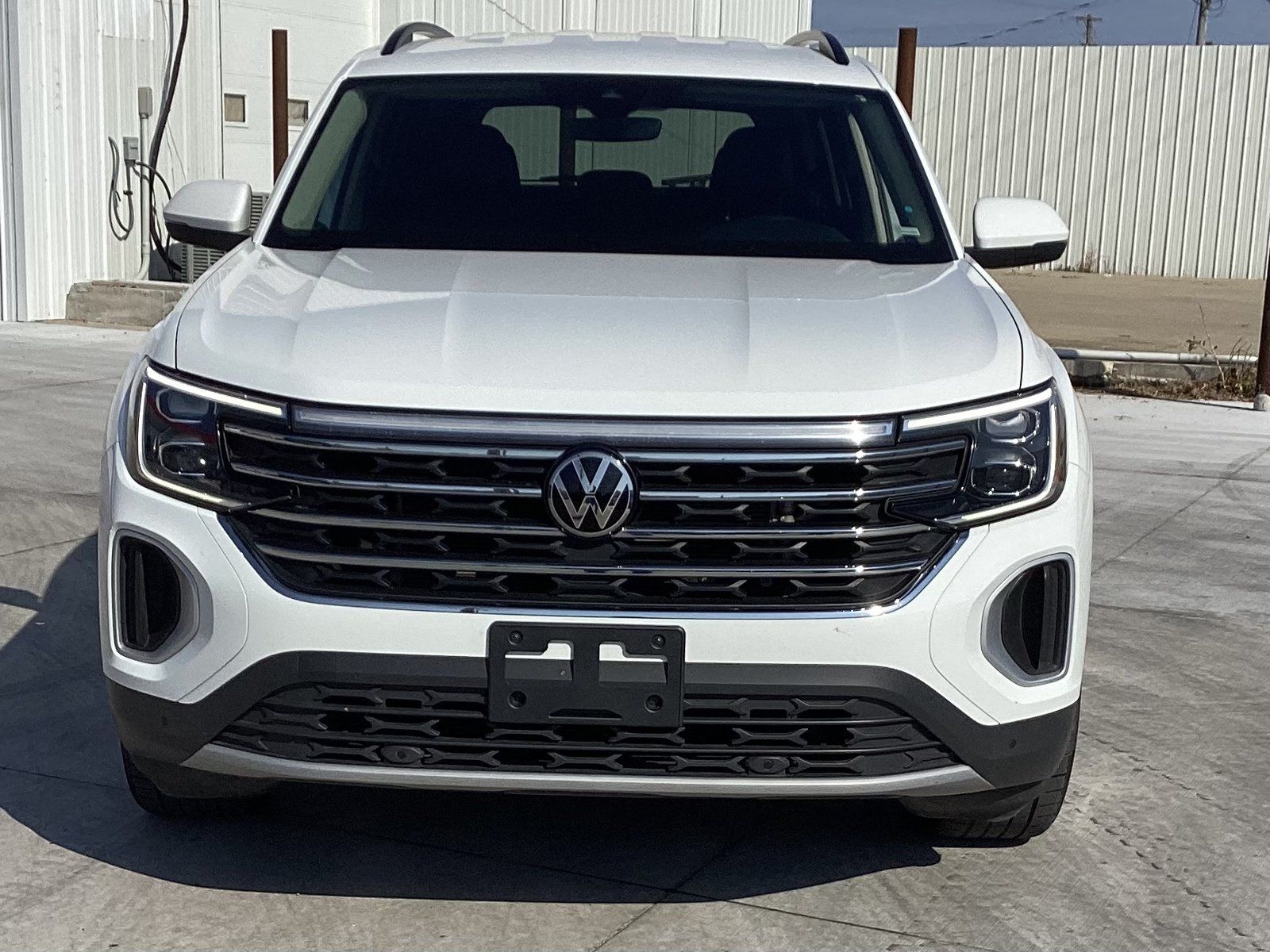 Used 2024 Volkswagen Atlas SE AWD/4WD image 2