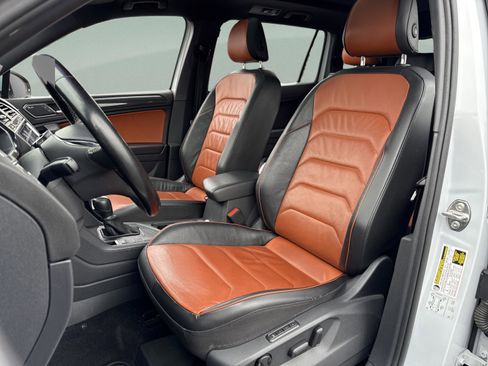 Used 2018 Volkswagen Tiguan SEL Premium w/ R-Line Package image 21