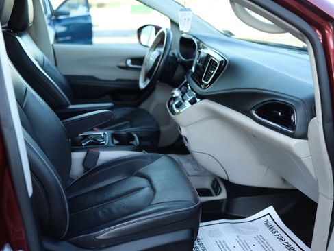 Used 2019 Chrysler Pacifica Limited FWD image 49