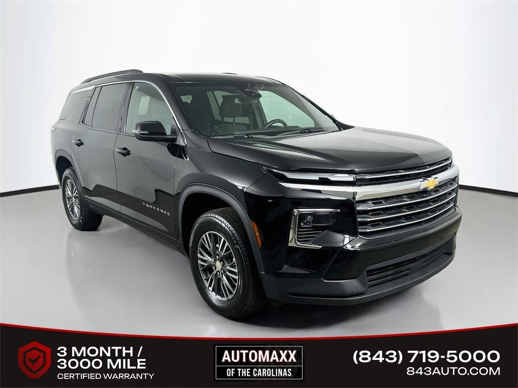 Used 2025 Chevrolet Traverse LT FWD image 1