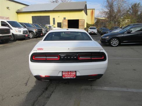 Used 2022 Dodge Challenger SXT image 4