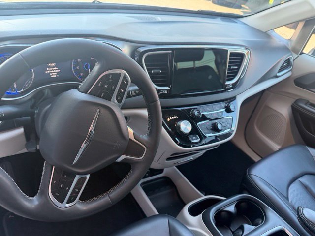 Used 2024 Chrysler Pacifica Touring-L FWD image 18