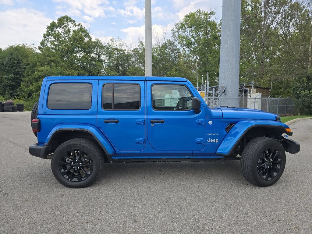 Used 2024 Jeep Wrangler Unlimited Sahara AWD/4WD image 16